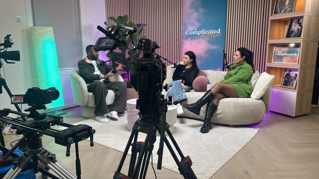 Videopodcastopname van FunX It's Complicated met drie deelnemers en meerdere camera's